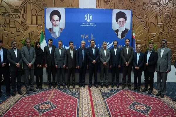 دیدار نوروزی وزیر صنعت با فعالان، سرمایهگذاران و اهالی صنعت کشور دیدار نوروزی وزیر صنعت با فعالان، سرمایهگذاران و اهالی صنعت کشور