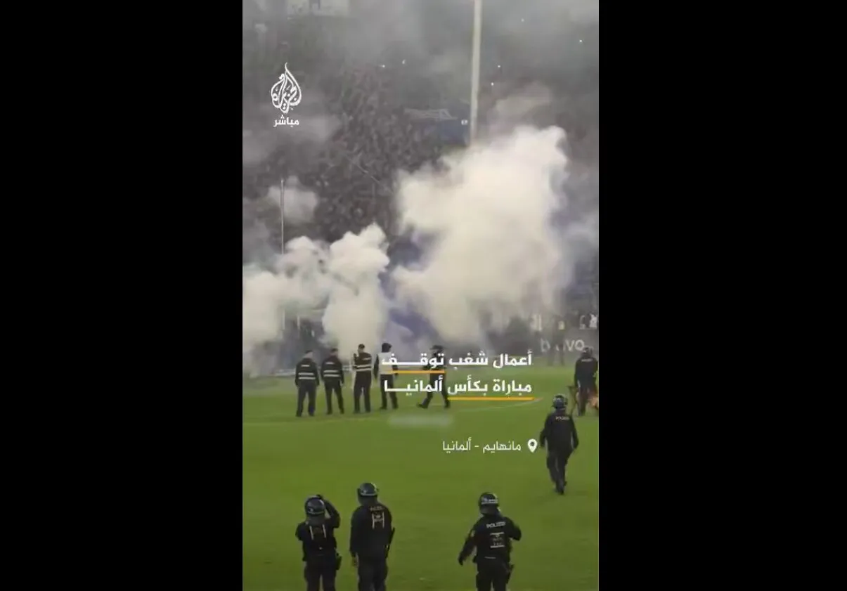 ورود اسب ها و نظامیان به زمین فوتبال! + ویدئو | تصاویری از درگیری آلمانی ورود اسب ها و نظامیان به زمین فوتبال! + ویدئو | تصاویری از درگیری آلمانی
